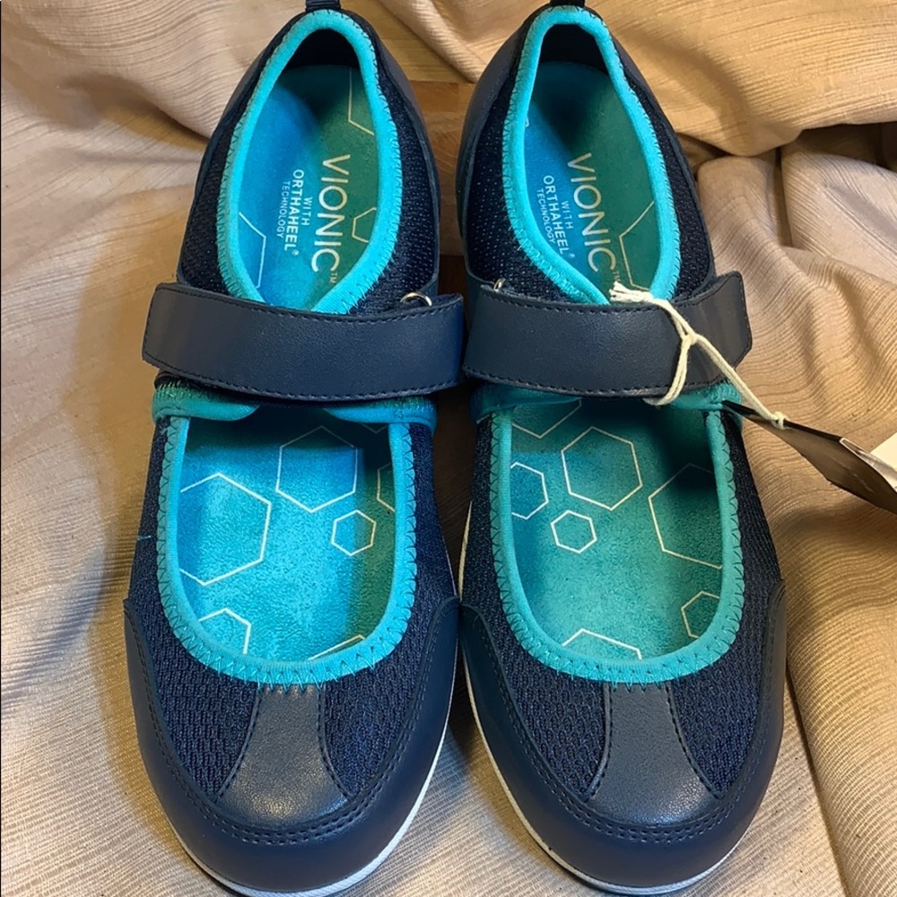 Vionic NWT leather maryjanes velcro adjustable